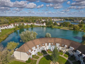 Charming Lake House nature retreat in Cotswold Water Park, South Cerney near Cirencester